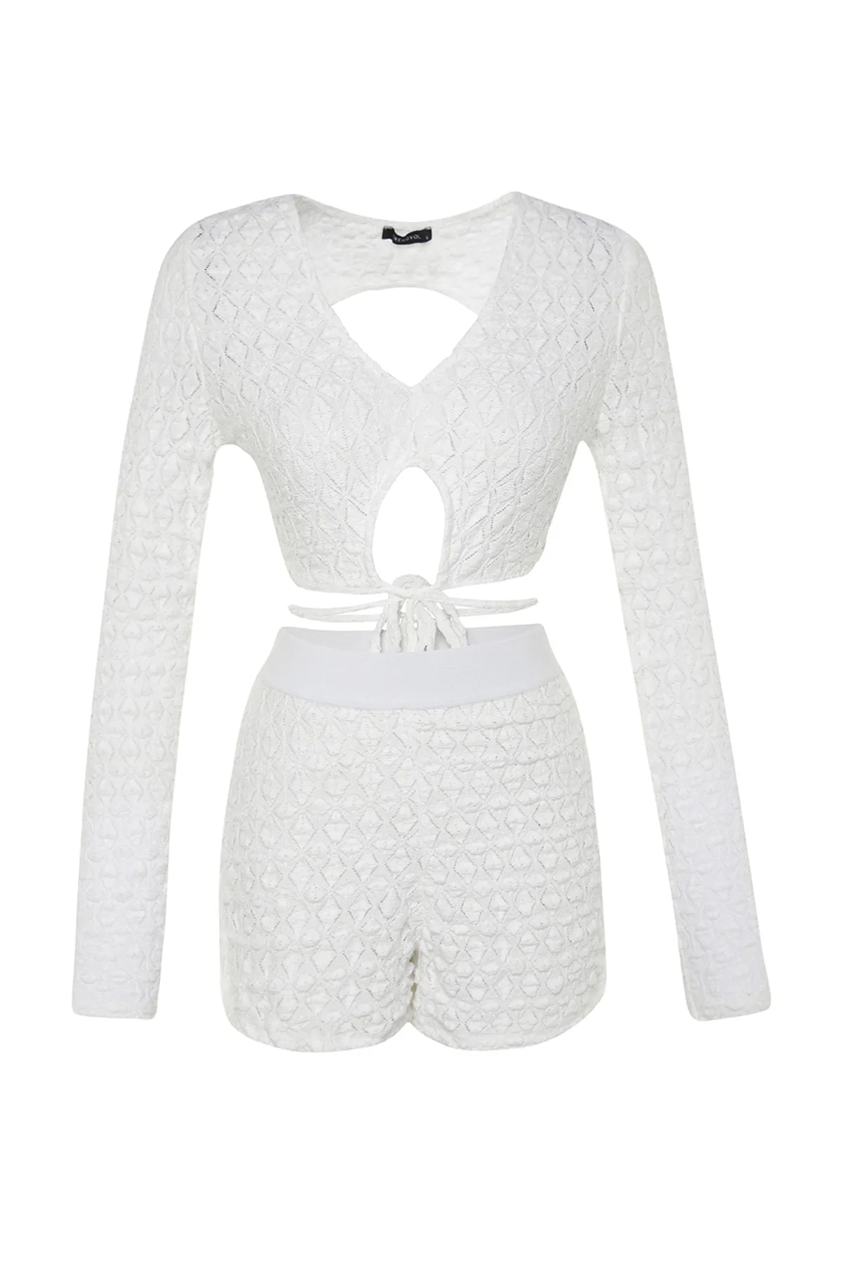 Trendyol Collection  Ecrufarbenes Strick-Set mit Bluse und Shorts zum Binden TBESS23AU00106