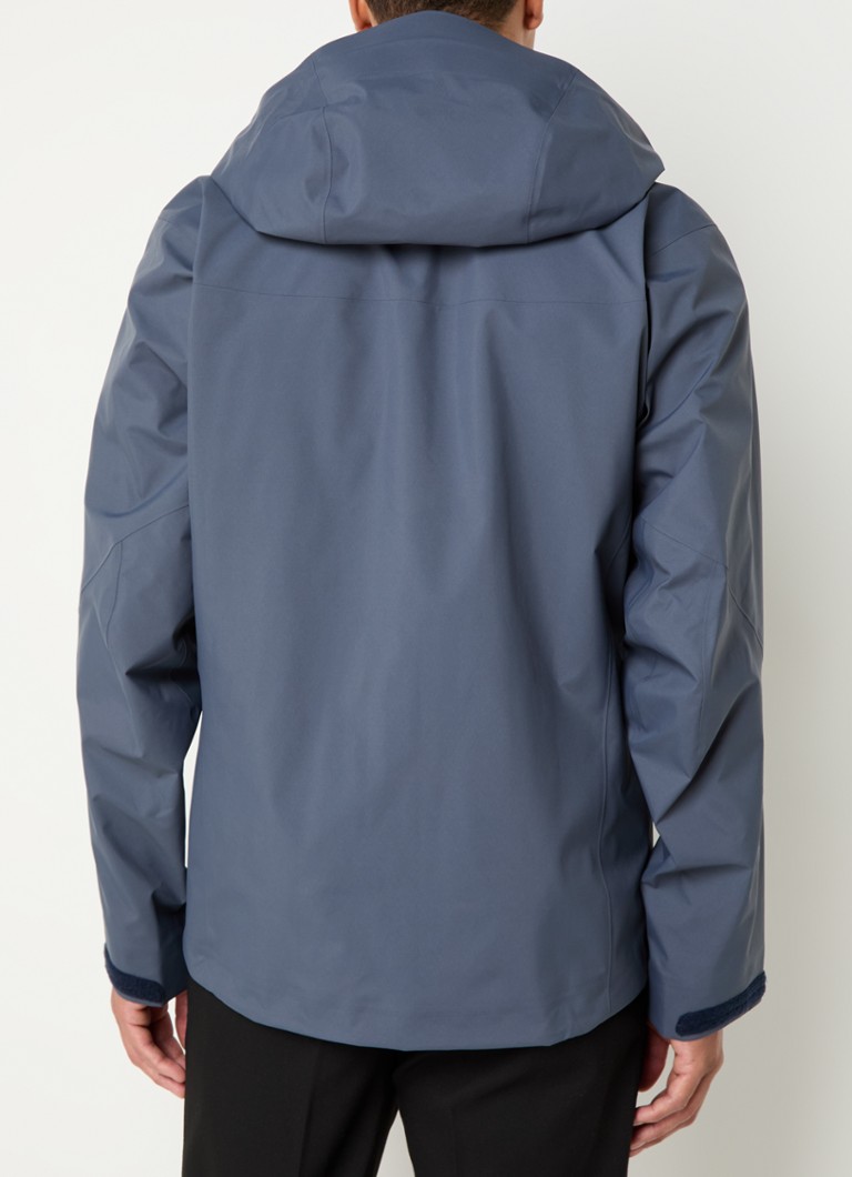 Arc'teryx Alpha -sadetakki hupulla ja logobrodeerauksella