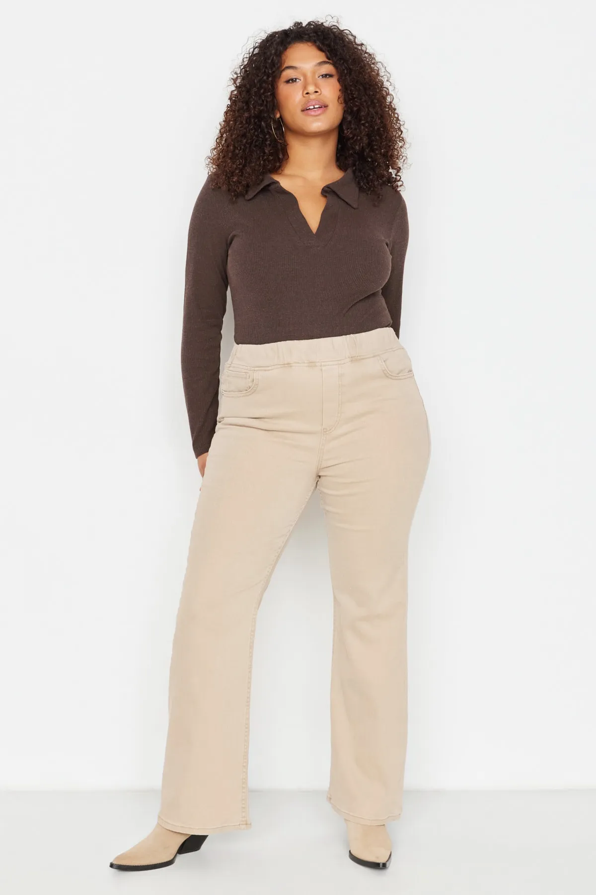 Trendyol Curve  Beigefarbene Jeans mit spanischem Bein und elastischem Bund TBBAW23CJ00060