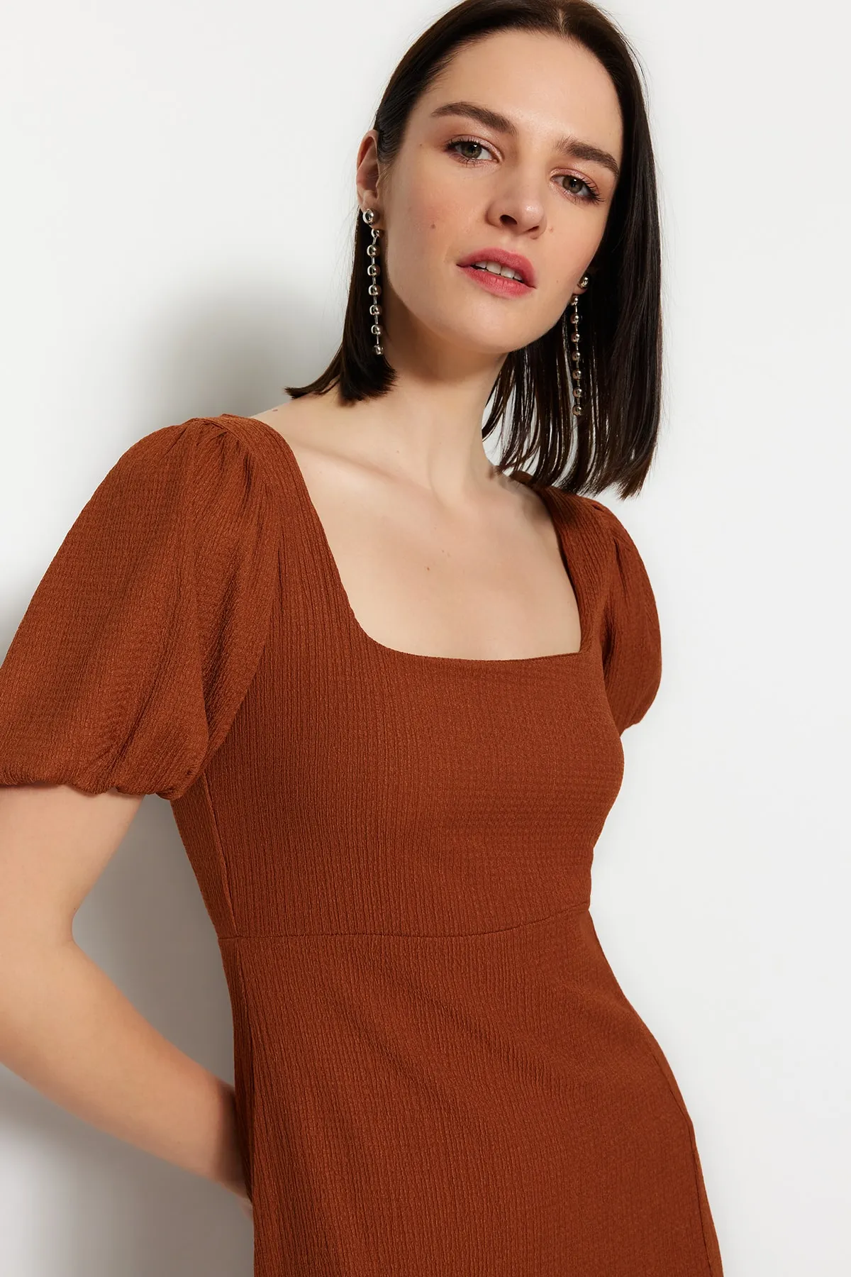 Trendyol Collection  Zimtfarbenes A-Linien-Strickkleid mit quadratischem Kragen, Ballonärmeln, Schlitz, Wickel-/strukturiertem Midi-Strickkleid TWOSS23EL01533
