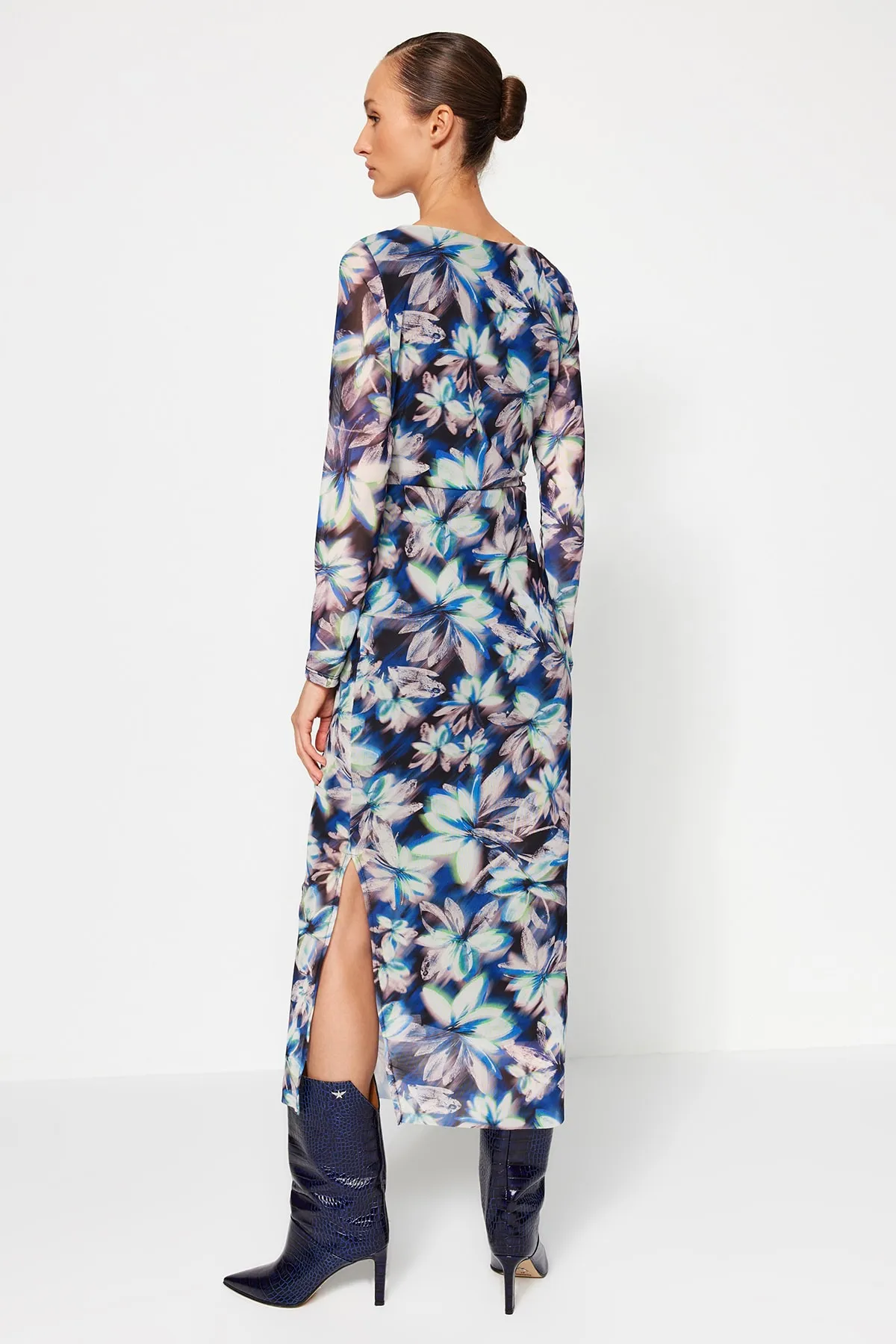 Trendyol Collection  Mehrfarbiges, figurbetontes, langärmliges, dehnbares Maxi-Strickkleid mit Tüll und Blumenmuster und quadratischem Ausschnitt TWOAW24EL00291