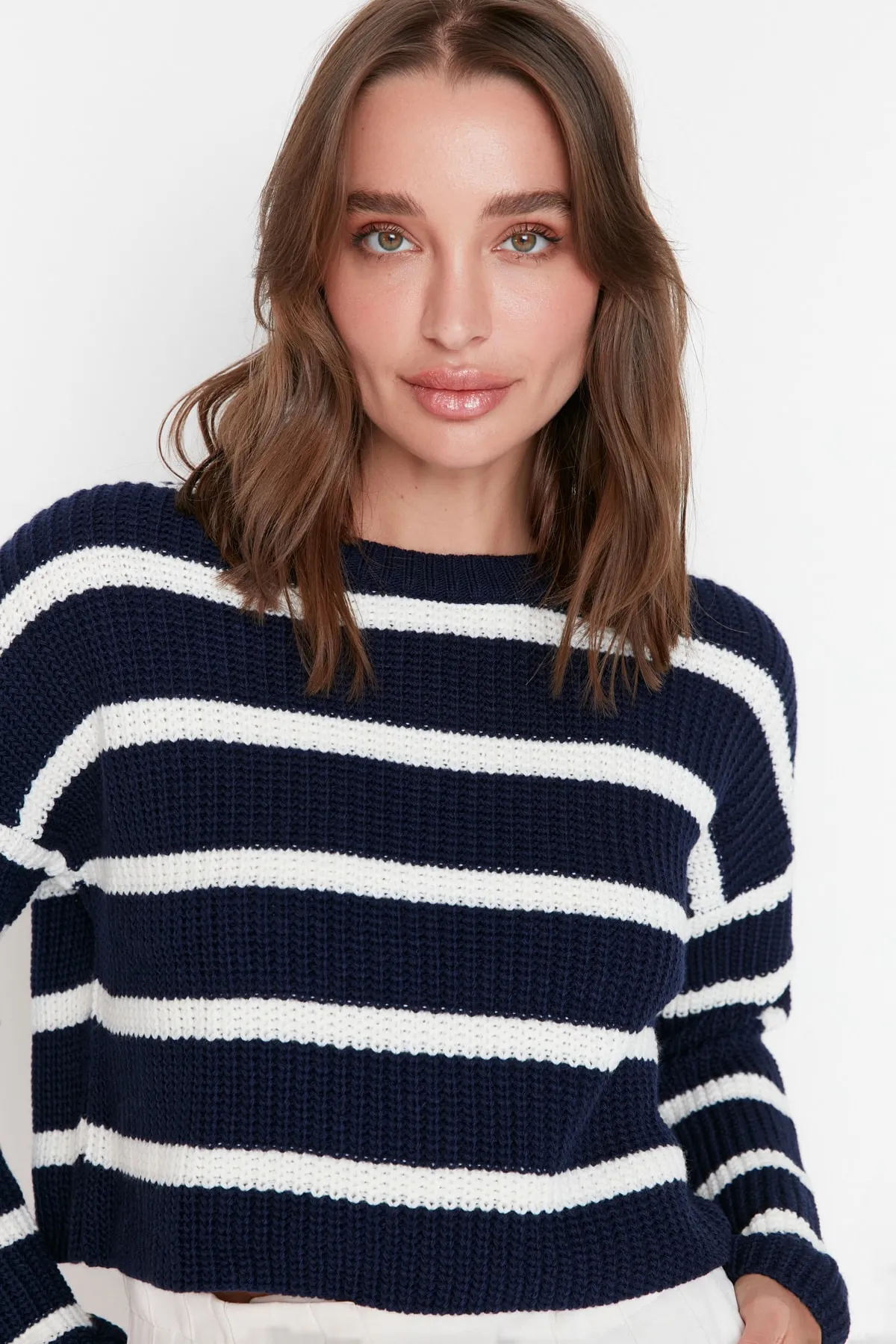 Trendyol Collection  Marineblauer kurzer Basic-Strickpullover mit Streifen TWOAW23KZ00390