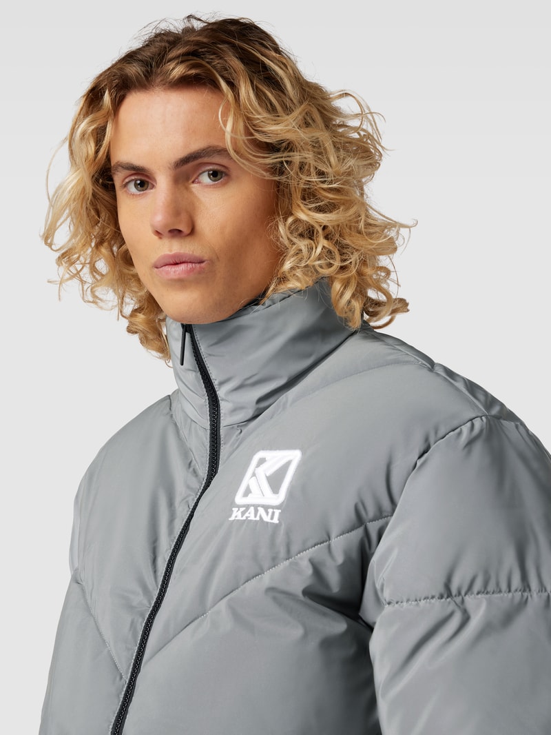 Steppjacke mit Stehkragen und Label-Stitching in silber