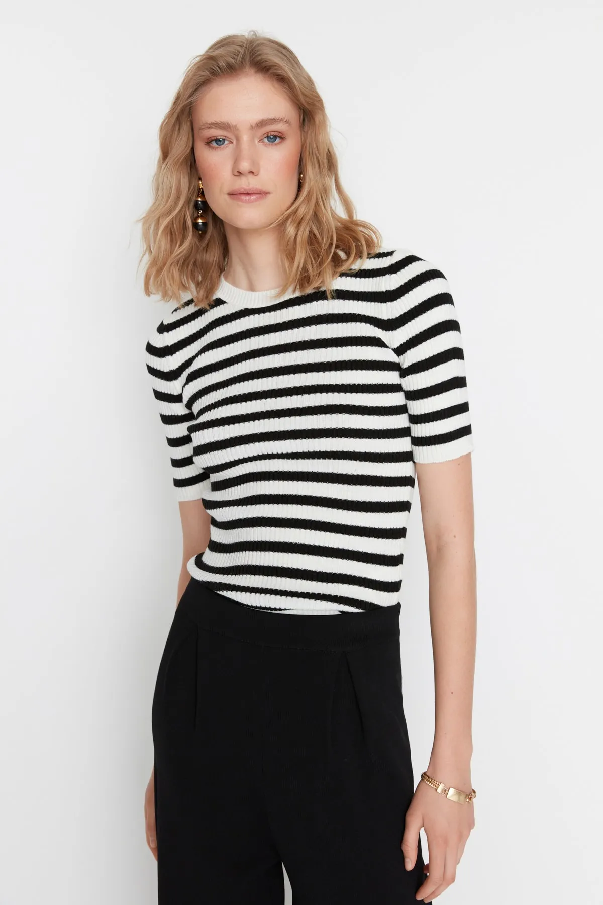 Trendyol Collection  Ecrufarbenes Basic-T-Shirt aus gestreiftem Strick TWOSS20KZ0075