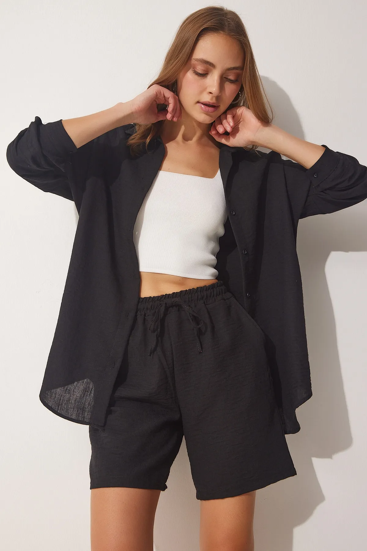 Happiness İstanbul  Schwarzes Sommer-Set aus Leinenhemd und Shorts für Damen DZ00087