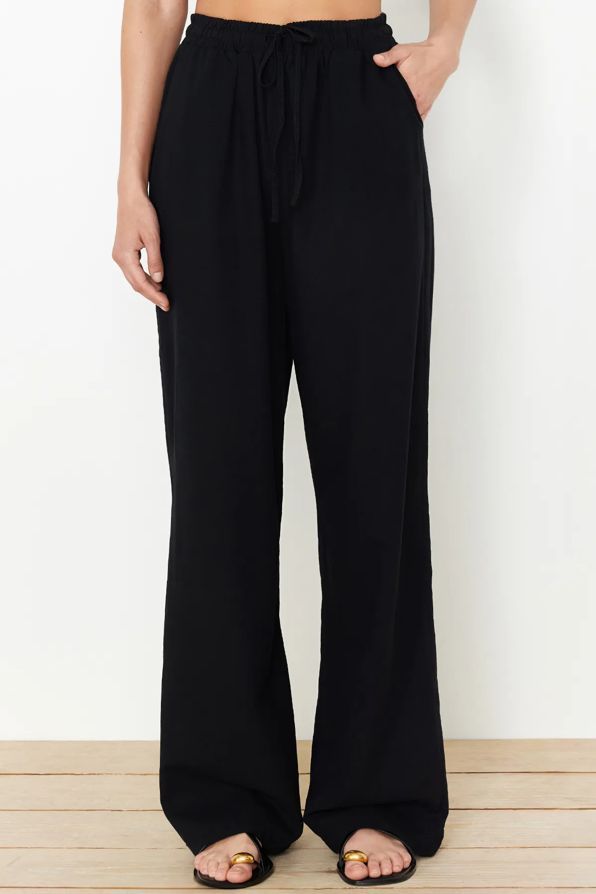 Trendyol Collection  Schwarzes gewebtes Blusen-Hosen-Set TBESS24AU00076