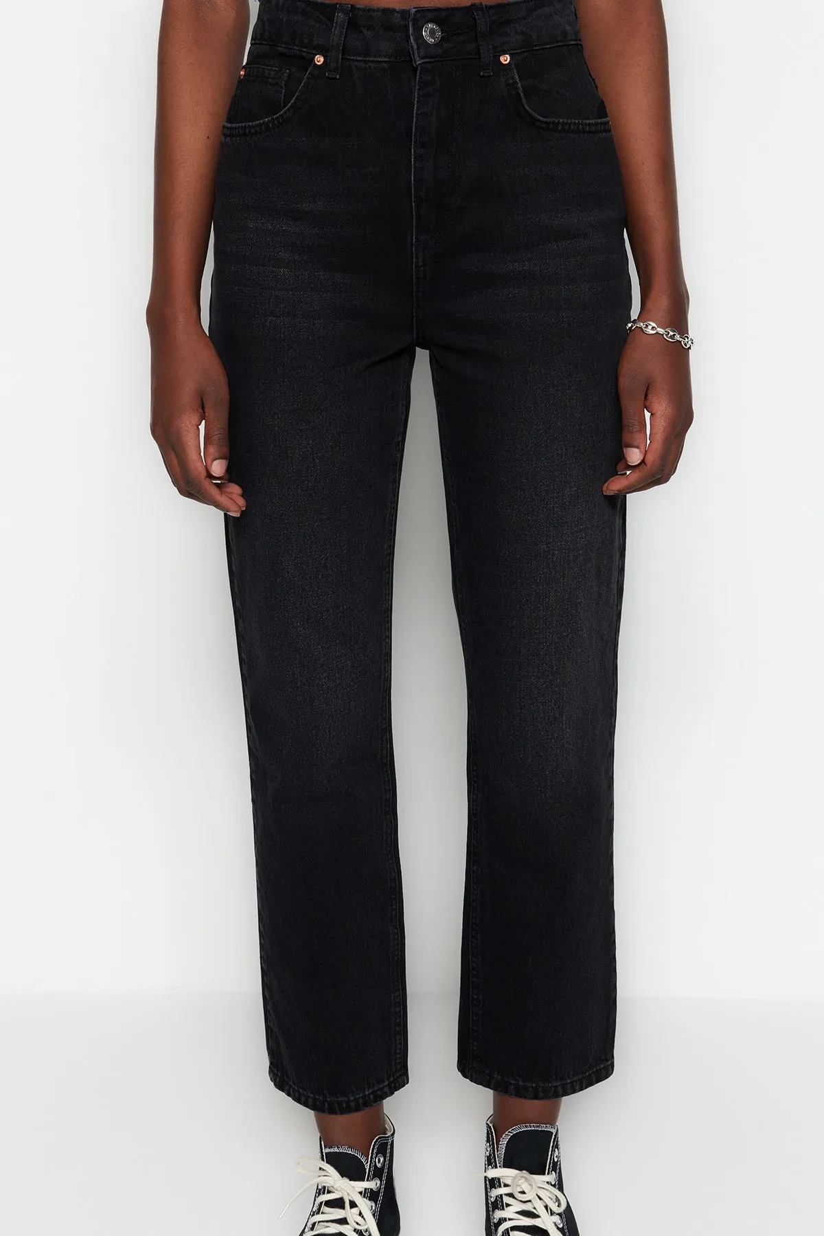Trendyol Collection  Schwarze gerade Jeans mit hoher Taille TWOSS23JE00089