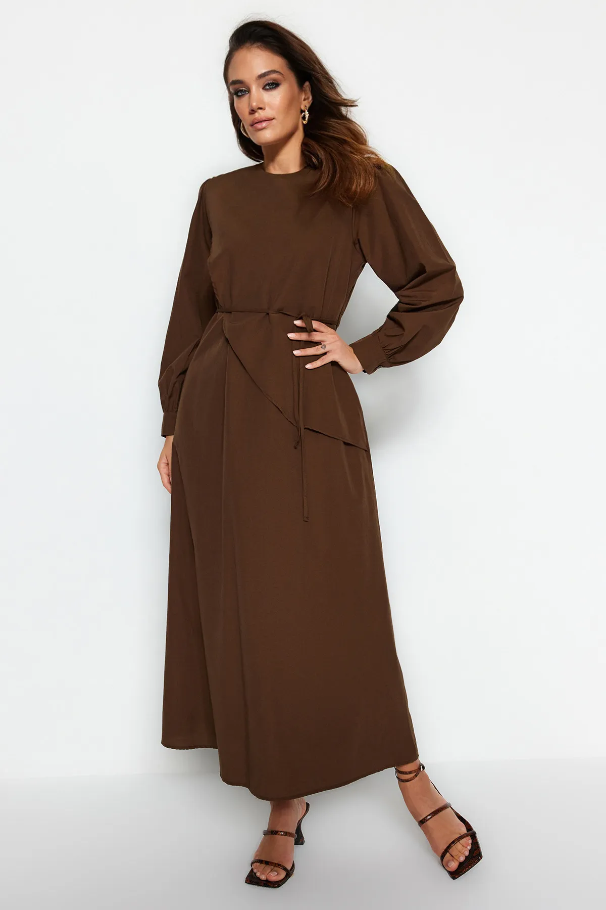 Trendyol Modest  Braunes Kleid aus gewebter Baumwolle mit Schlitz und Gürtel vorne TCTSS23EB00360