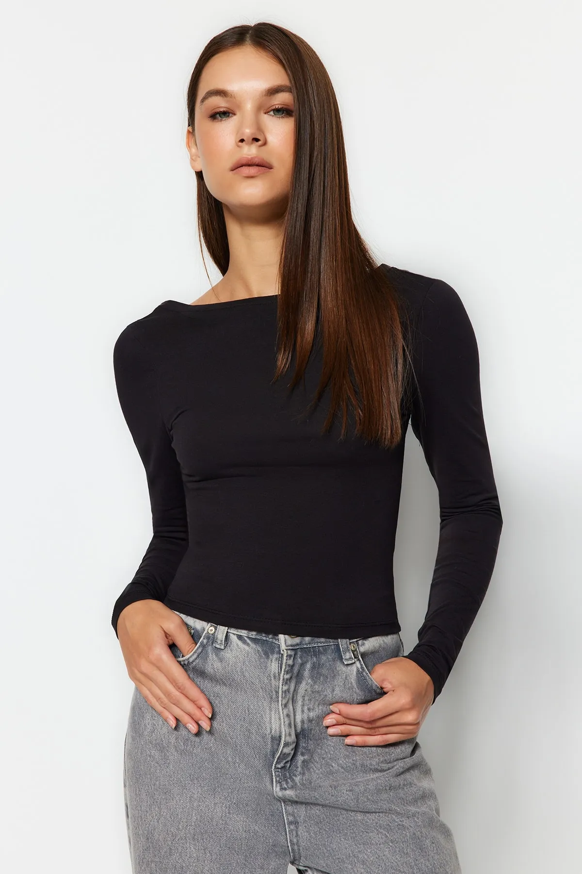 Trendyol Collection  Schwarze, tiefe, rückenfreie, taillierte, dehnbare Strickbluse aus Baumwolle TWOAW24BZ00173
