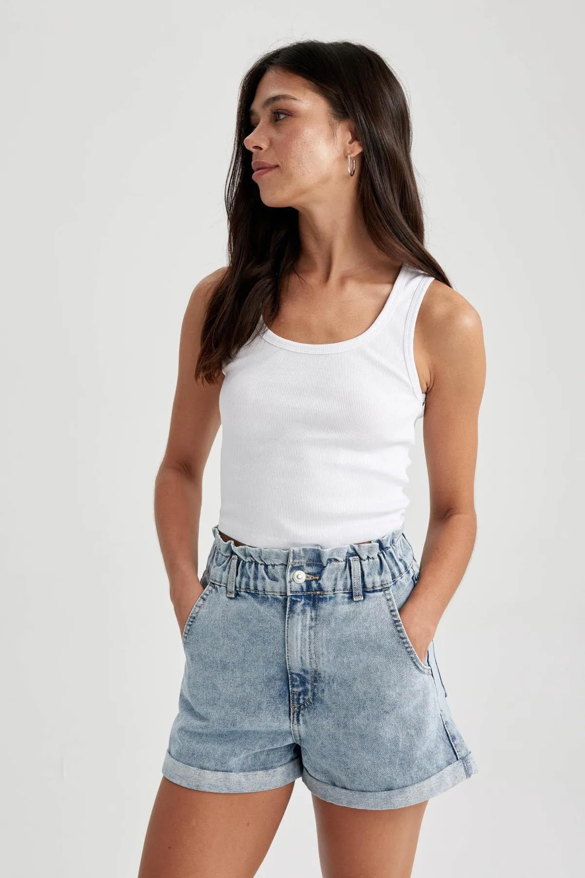DeFacto  Tailliertes, geripptes Camisole-Tanktop mit U-Ausschnitt A1665ax23sm