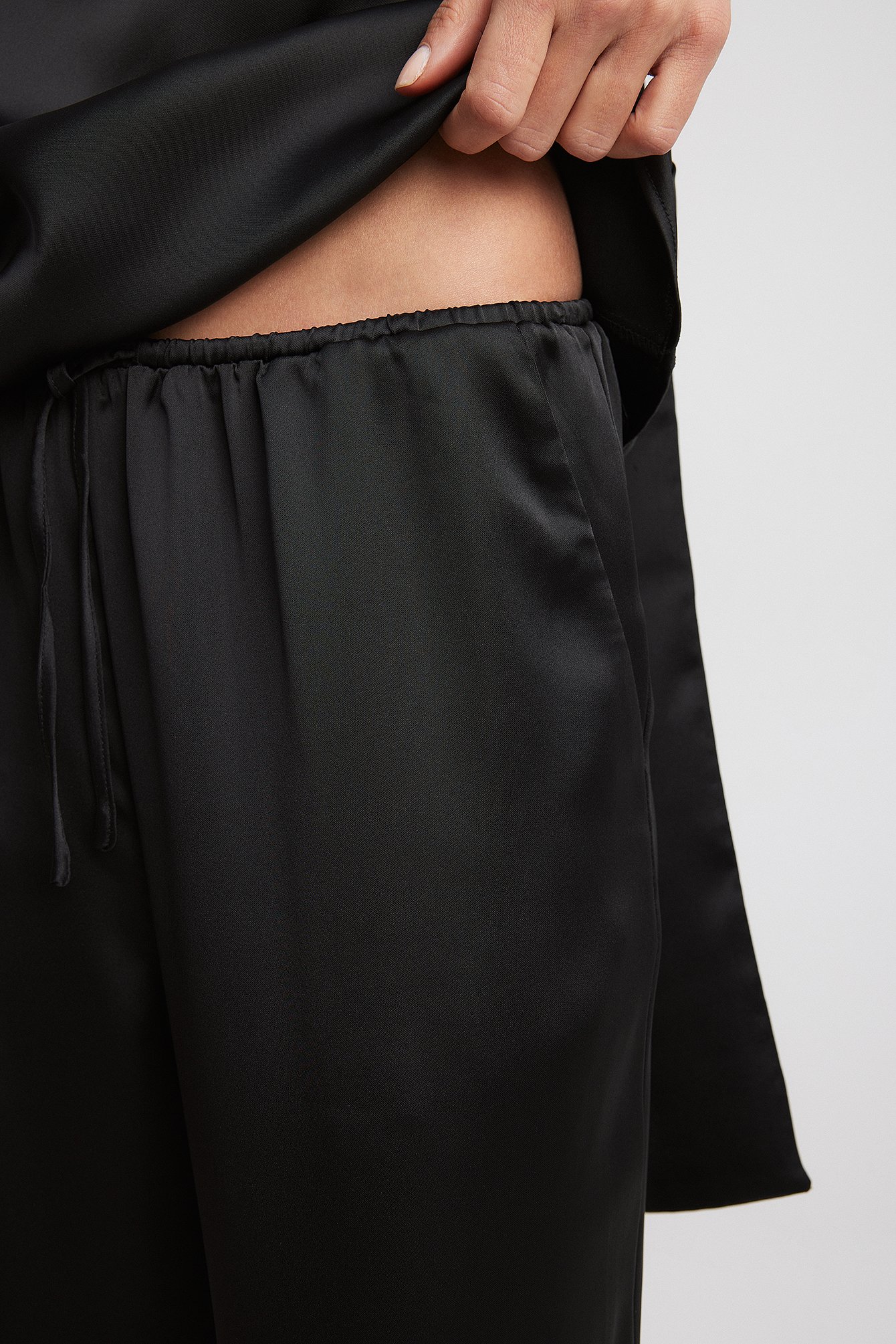 Fließende Hose aus Satin mit mittlerer Taille