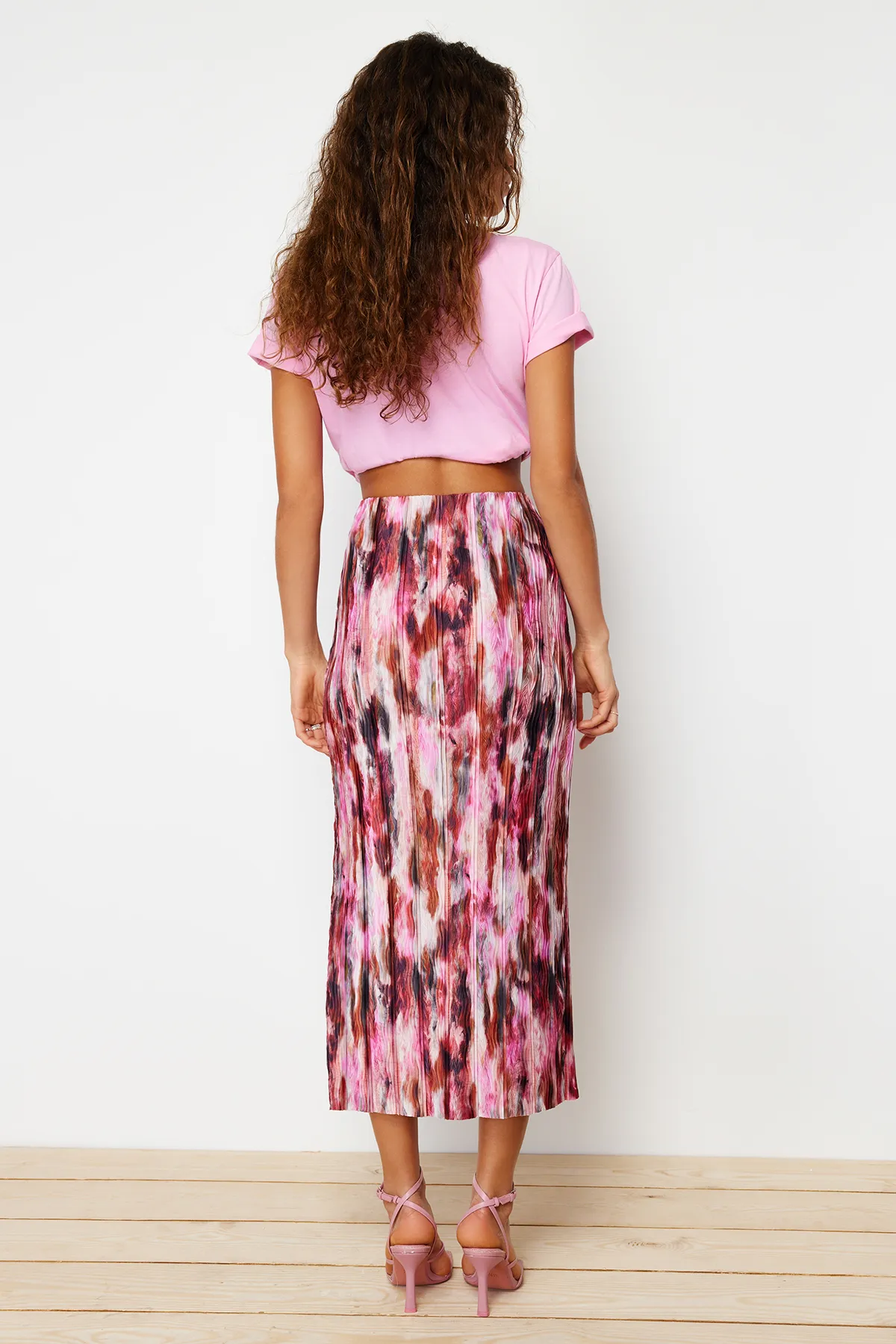 Trendyol Collection  Roter bedruckter Plissierter Maxi-Strickrock mit normaler elastischer Taille TWOSS24ET00055