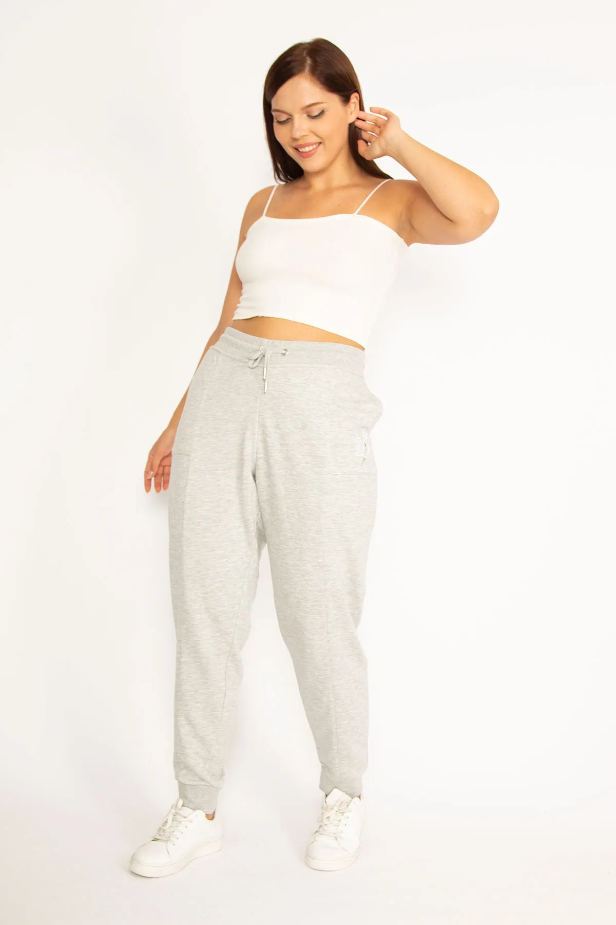 Şans  Damen-Sporthose, große Größe, graue Taschenstickerei, detaillierte gerippte Taille, elastische Taille und Schnürung, Sporthose 65n31257