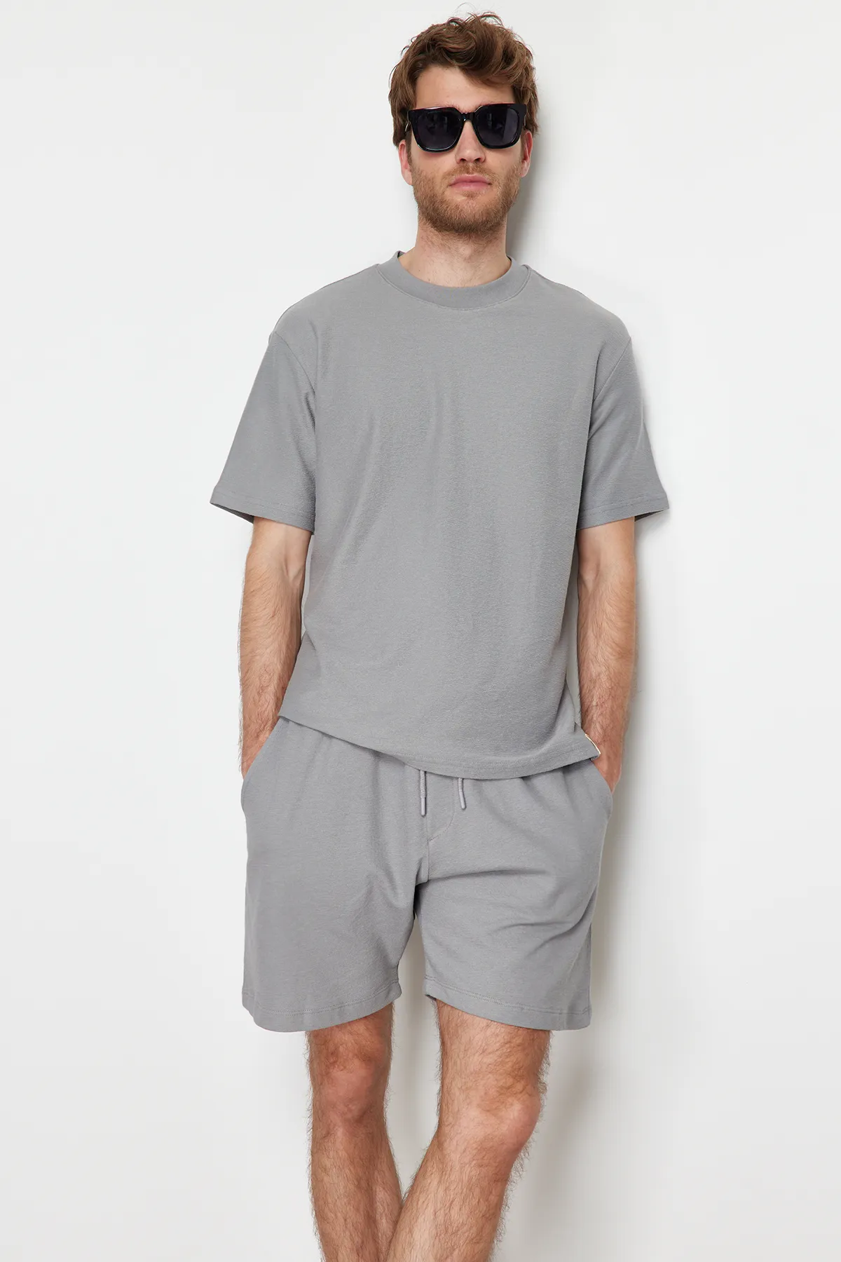 Trendyol Collection  Graue reguläre Shorts aus 100 % strukturierter Baumwolle in limitierter Auflage TMNSS23SR00035