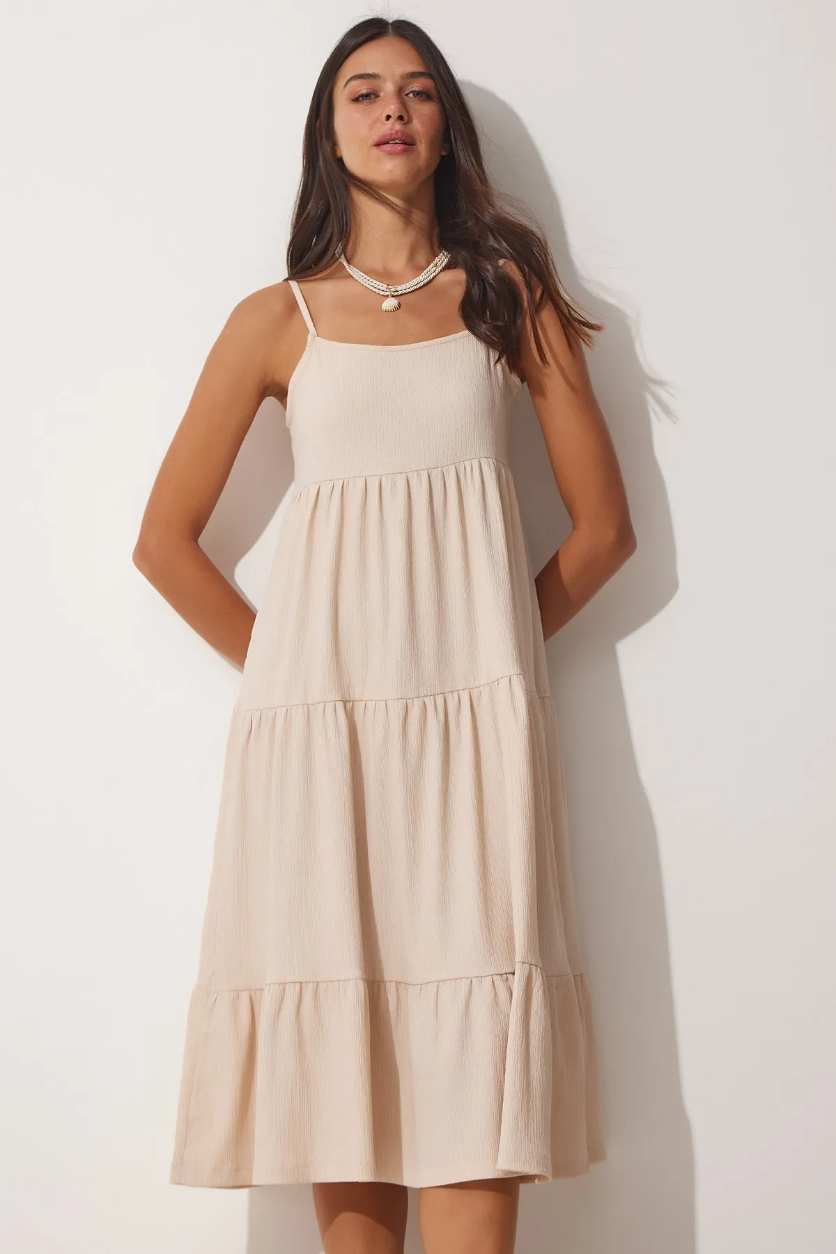 Happiness İstanbul  Cremefarbenes Damen-Sommerstrickkleid mit Volants und Trägern UB00077