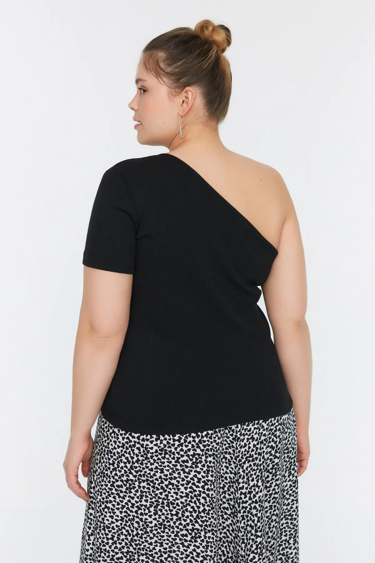 Trendyol Curve  Schwarze One-Shoulder-Strickbluse TBBSS22AF0046