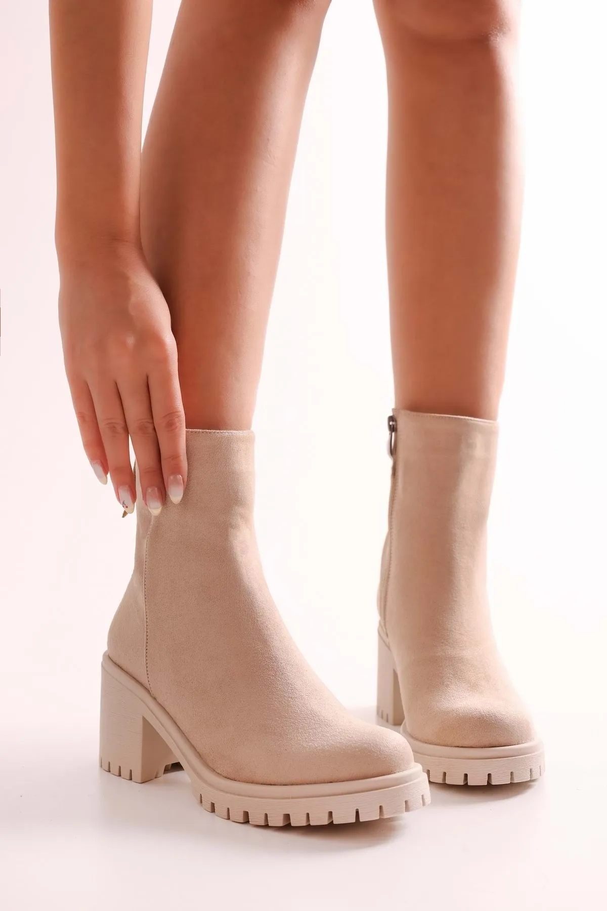 Shoeberry  Damen Marlo Beige Wildlederstiefel Beige Wildleder