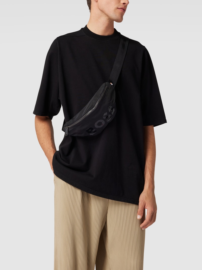 Bauchtasche mit Label-Print Modell 'Catch Bumbag' in schwarz