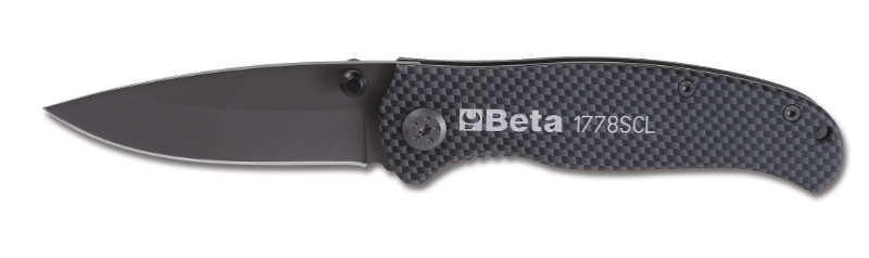 Navaja plegable Beta 017780089 1778SCL con acabado suave tipo carbono y hoja de acero endurecido. Incluye funda.