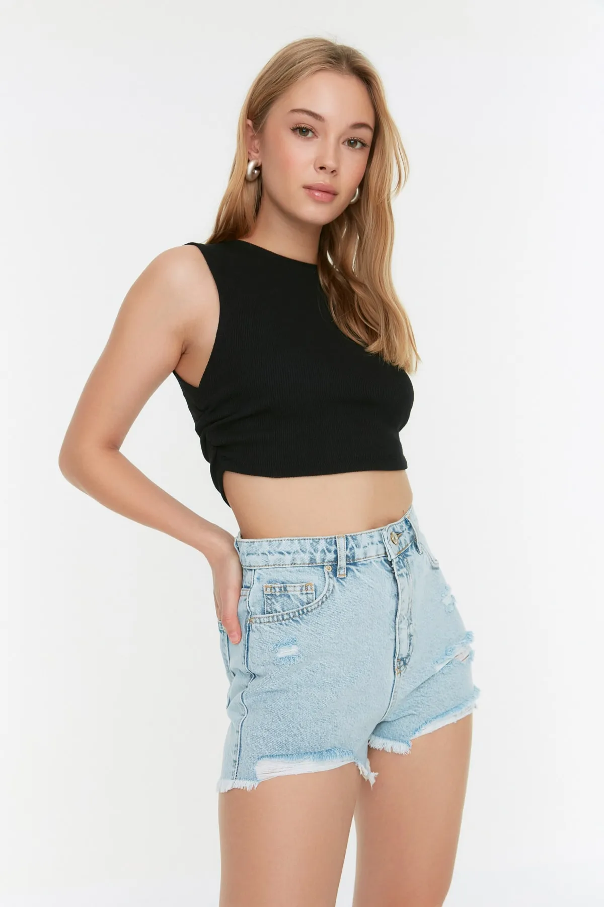 Trendyol Collection  Hellblaue zerrissene Jeansshorts