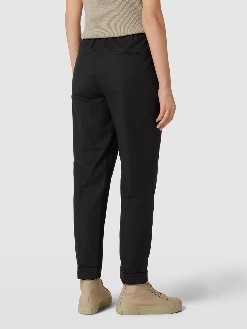Bundfaltenhose mit seitlichen Eingrifftaschen Modell 'Aiana' in schwarz