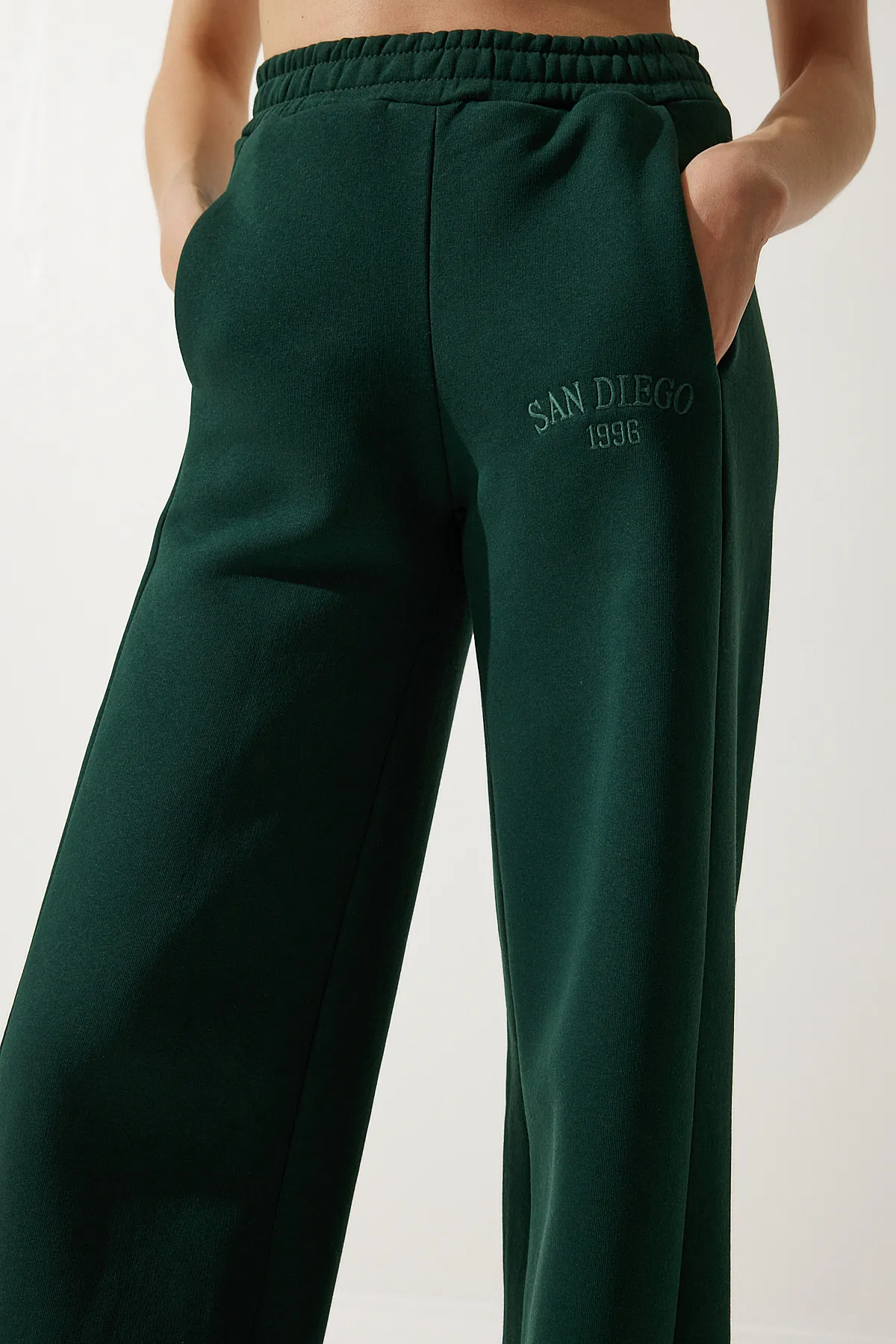 Happiness İstanbul  Smaragdgrüne Damen-Jogginghose mit hohem Beinausschnitt und dickem Bein HF00445