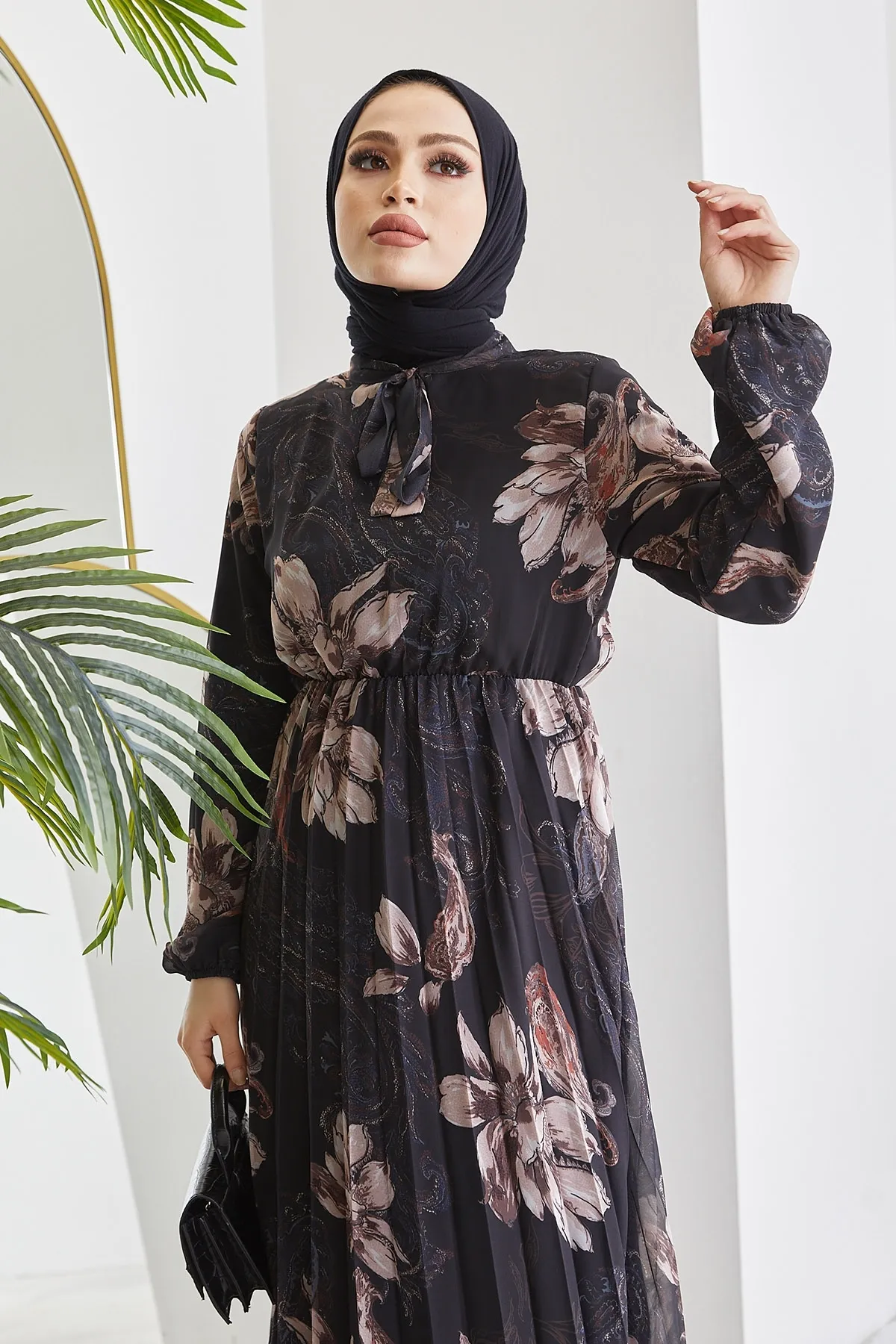 InStyle  Serena Hijab-Kleid aus plissiertem Chiffon mit Blumenmuster – Schwarz
