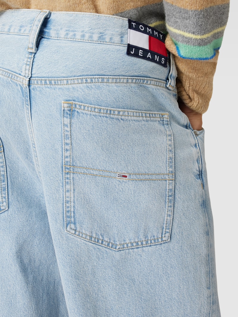 Jeans mit Label-Details in hellblau