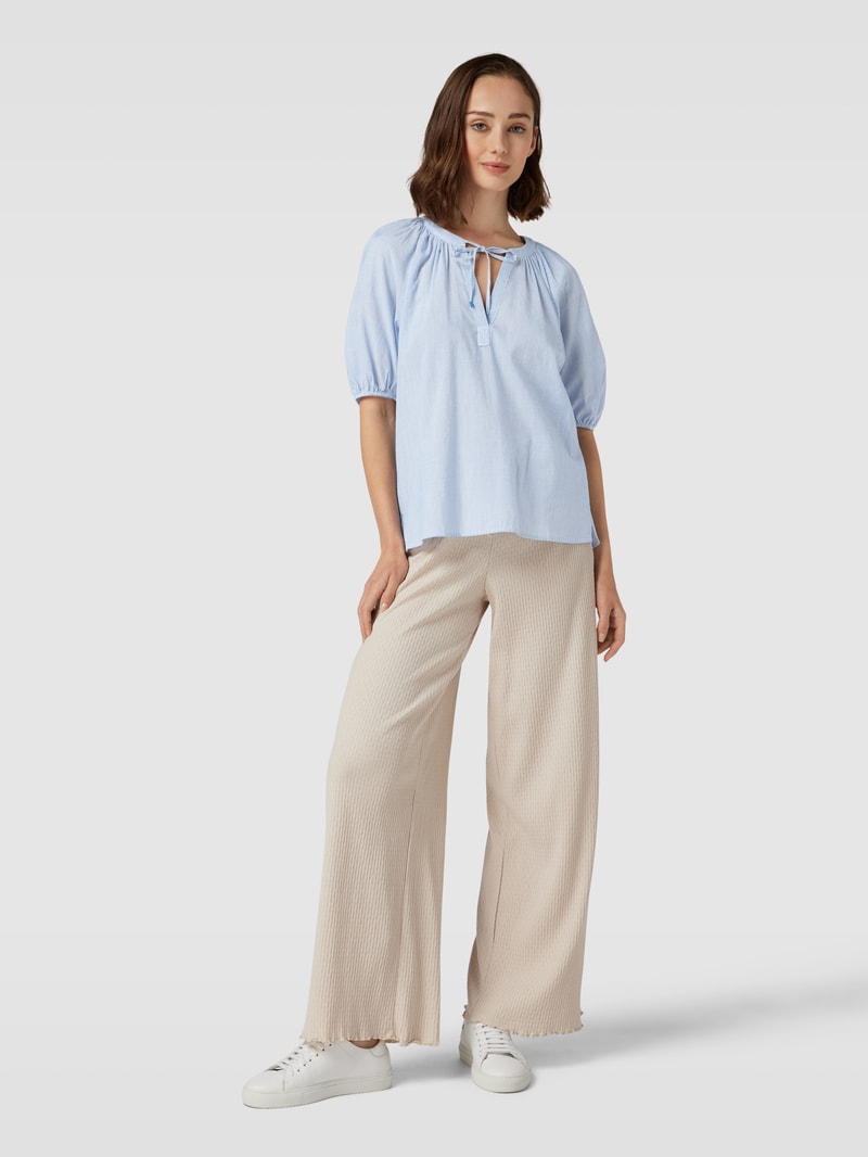 Bluse mit Schlüsselloch-Ausschnitt mit Schnürung Modell 'Bauern' in hellblau