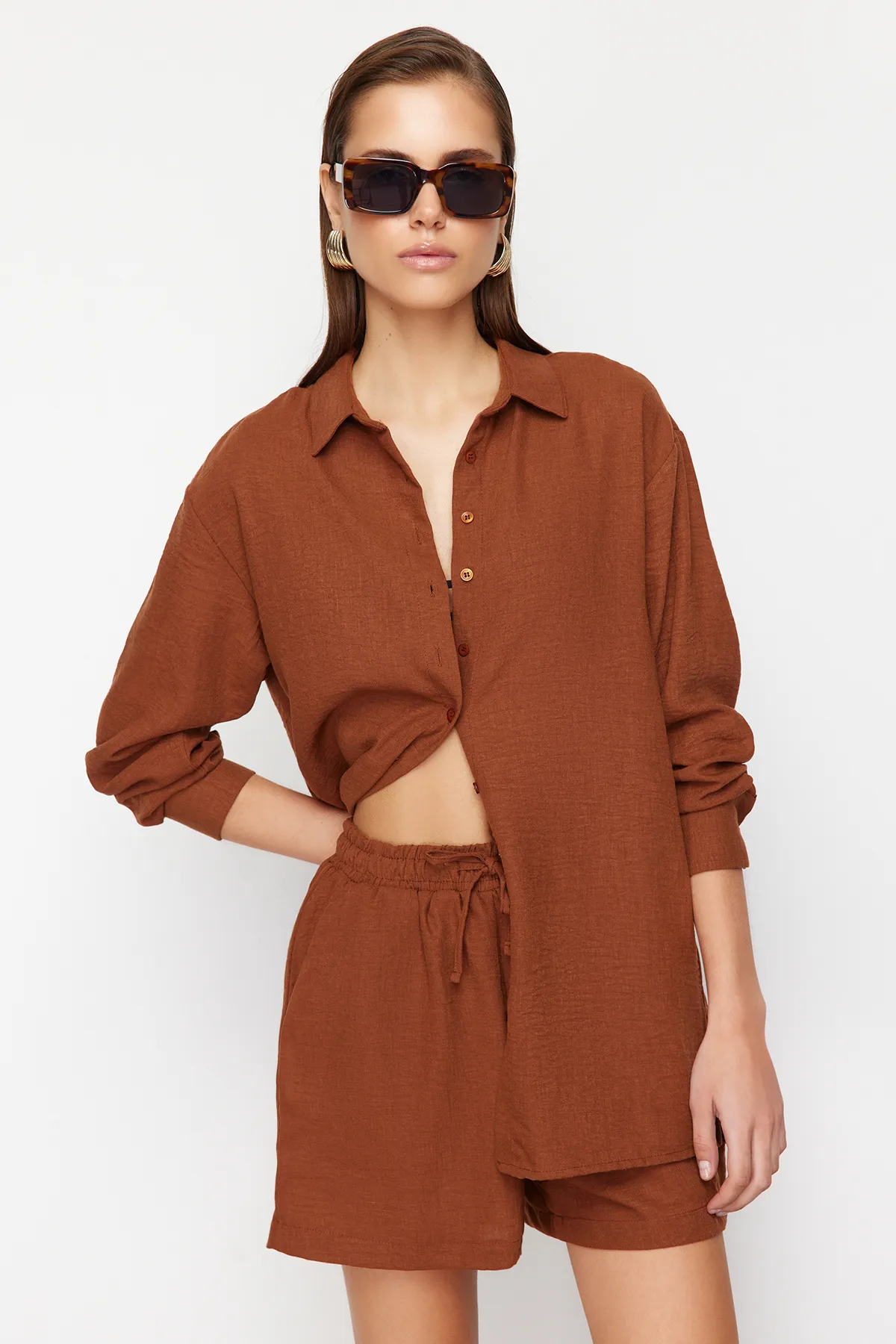 Trendyol Collection  Braunes Hemd-Shorts-Set in gewebter Leinenoptik TBESS24AU00055