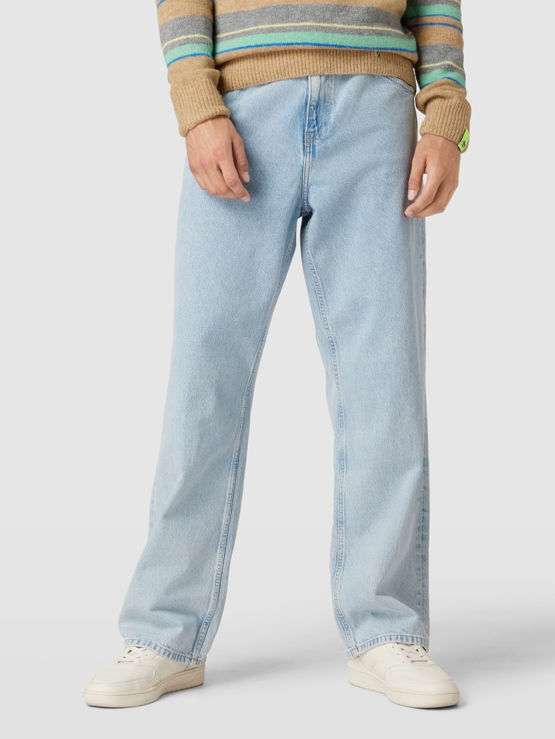 Jeans mit Label-Details in hellblau