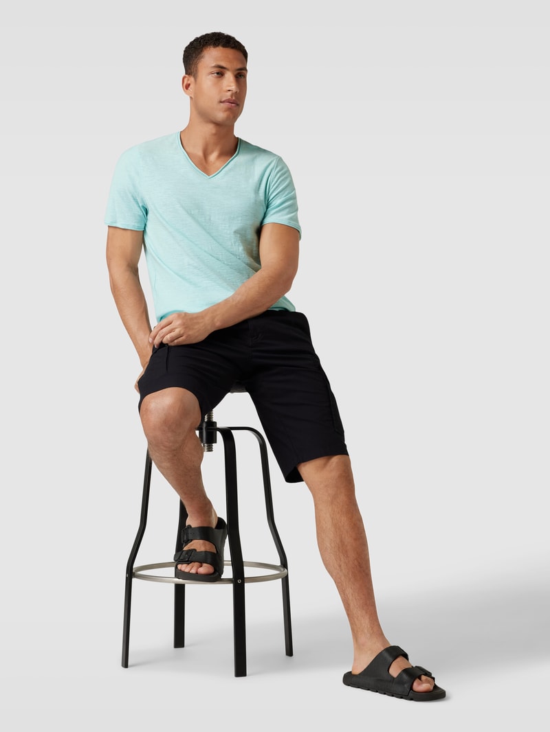 Regular Fit T-Shirt aus Baumwolle mit V-Ausschnitt in helltürkis