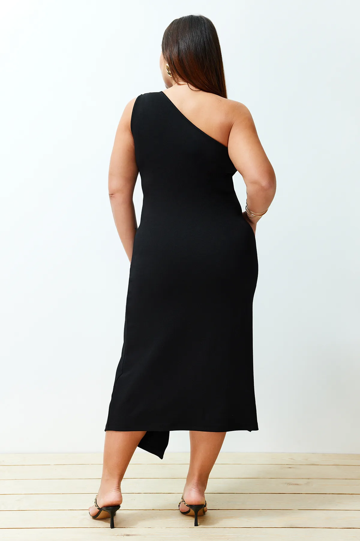 Trendyol Curve  Schwarzes asymmetrisches Strickkleid mit einer Schulter TBBSS24AH00158