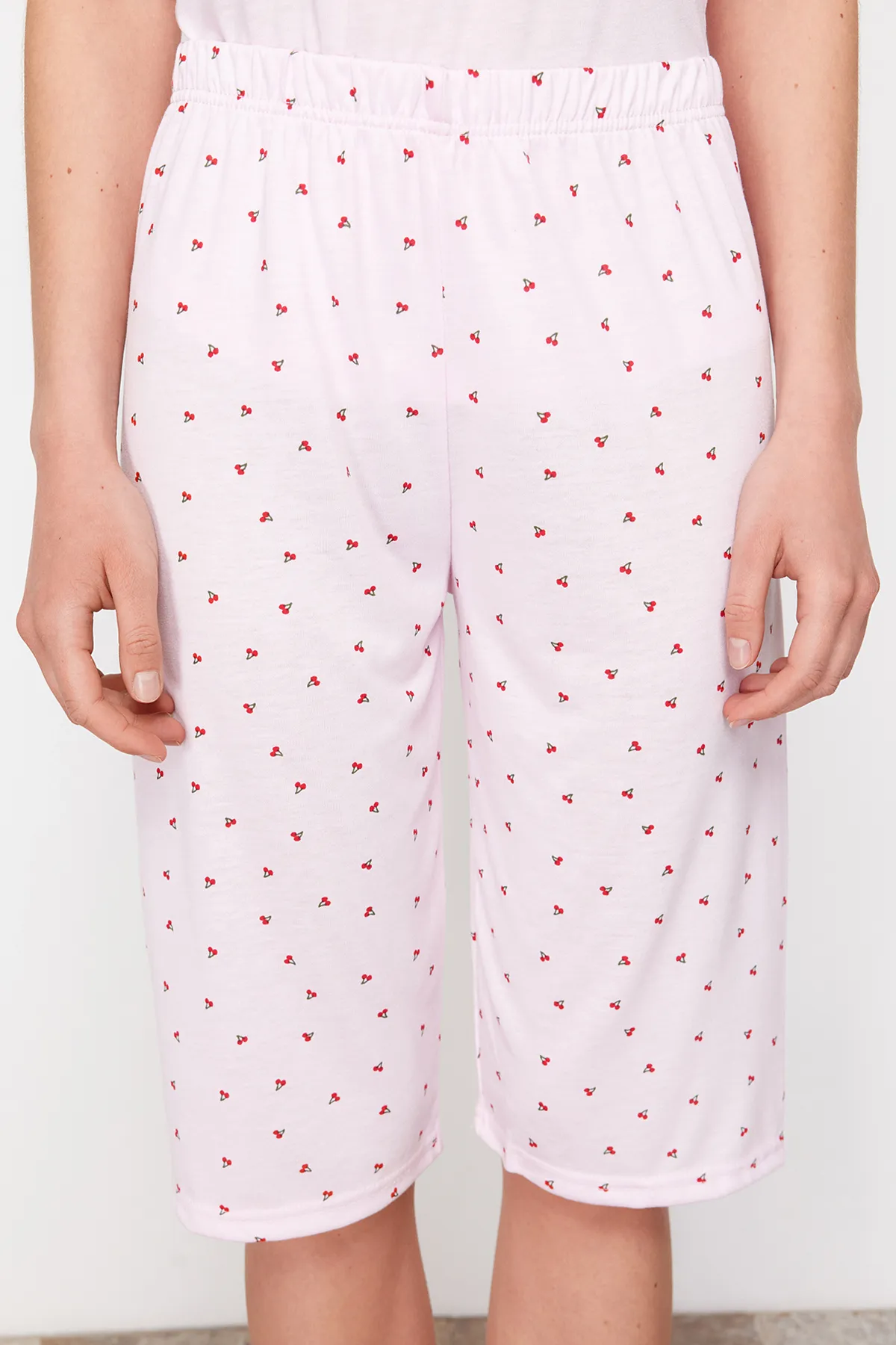 Trendyol Collection  Capri-Strick-Pyjama-Set mit Kirschmuster und Slogan-Aufdruck THMSS24PT00368