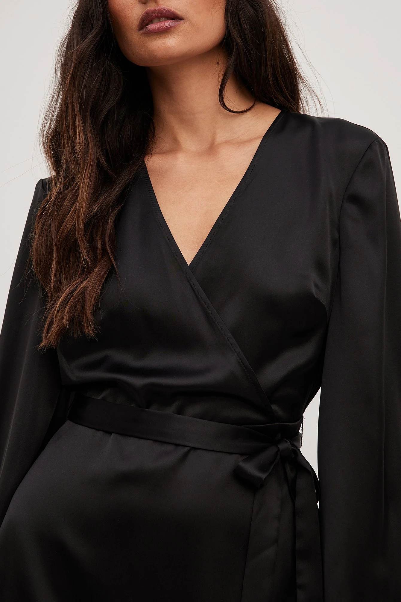 Überlappendes Minikleid aus Satin