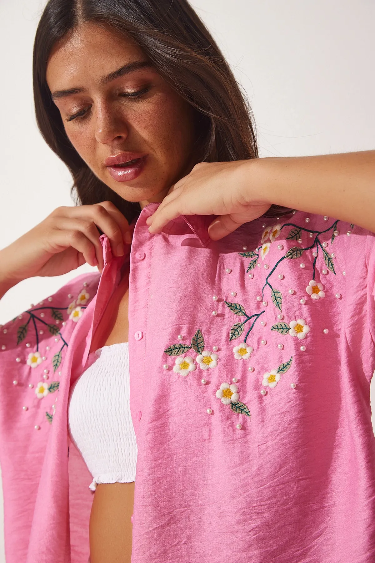 Happiness İstanbul  Übergroßes Ayrobin-Hemd für Damen in Rosa mit Perlenstickerei WK00001