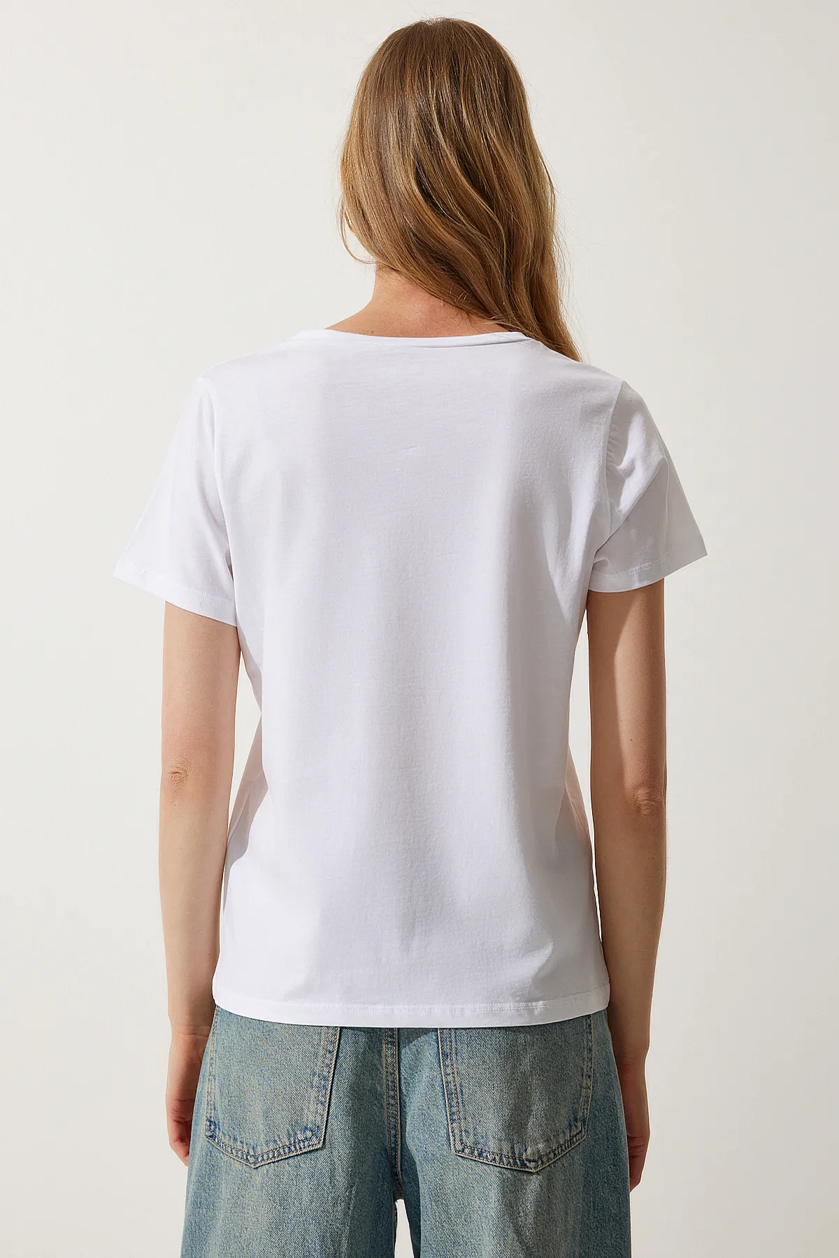 Happiness İstanbul  Weißes Basic-Strick-T-Shirt mit V-Ausschnitt für Damen UB00261