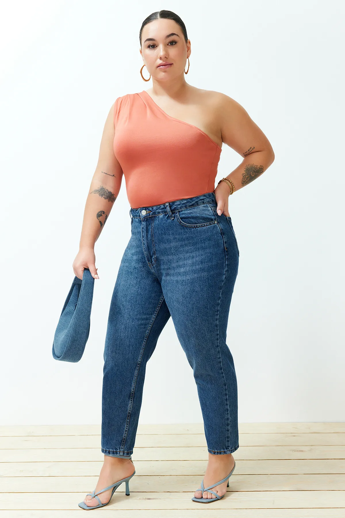Trendyol Curve  Blaue Mom-Fit-Jeans mit hoher Taille TBBSS24CJ00023