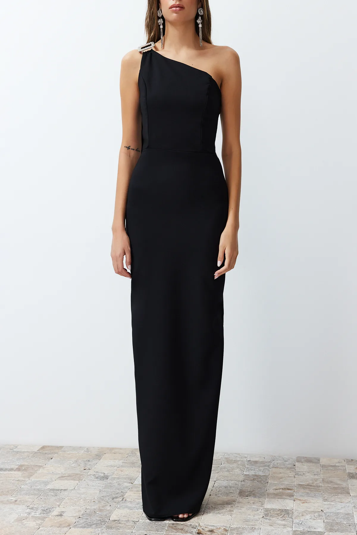 Trendyol Collection  Langes Abendkleid mit schwarzen Accessoires TPRSS24AE00127