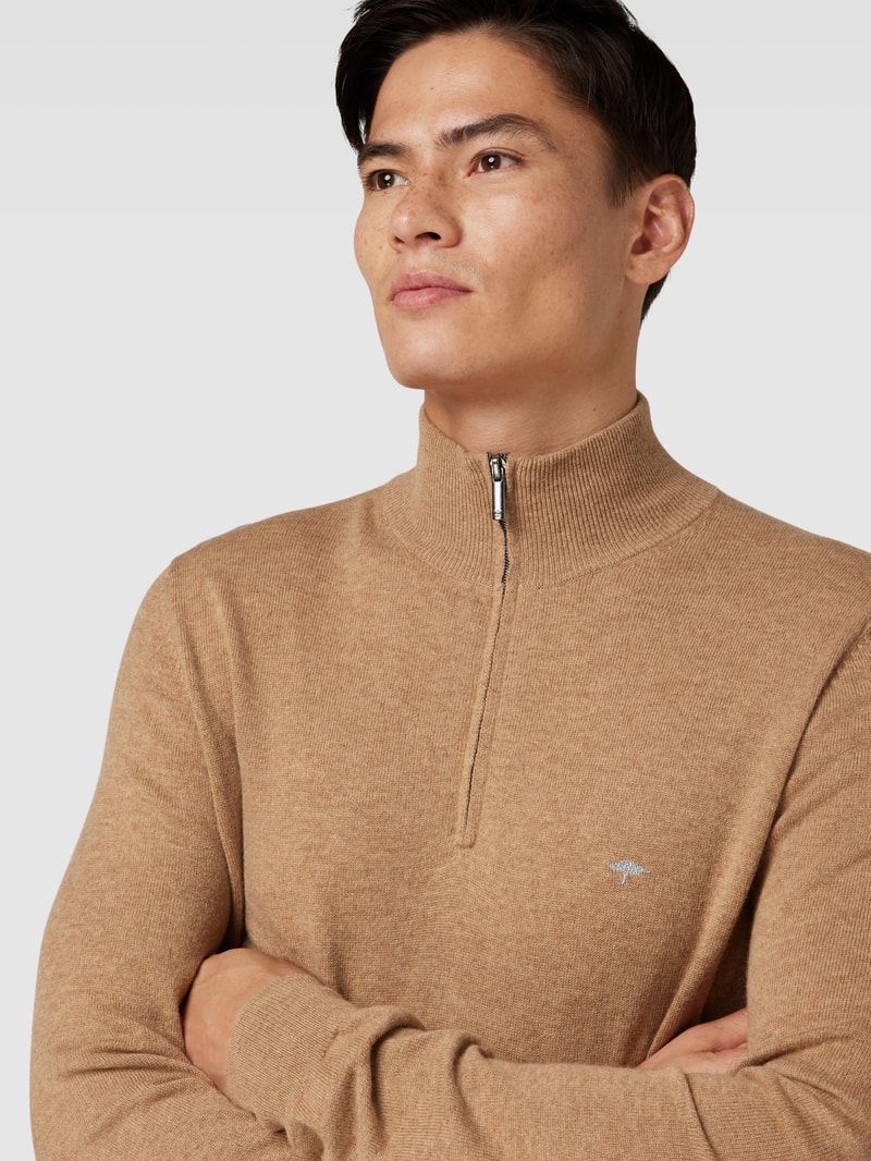 Strickpullover mit Stehkragen in camel