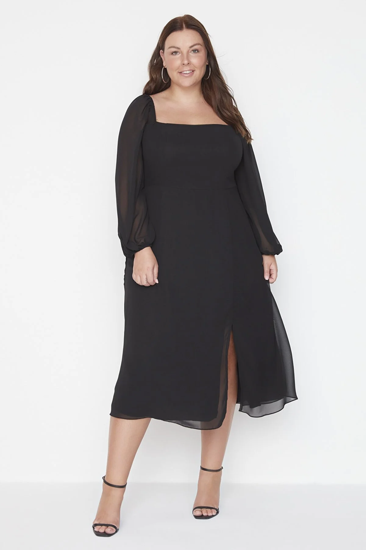 Trendyol Curve  Schwarzes A-Linien-Midikleid aus gewebtem Chiffon mit quadratischem Ausschnitt und Schlitz TBBAW23AH00107