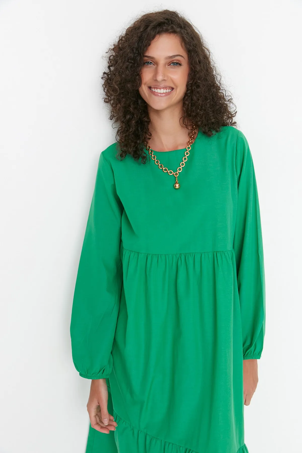 Trendyol Modest  Grünes, gewebtes Baumwollkleid mit weitem Schnitt und Raffung TCTSS21EL3406