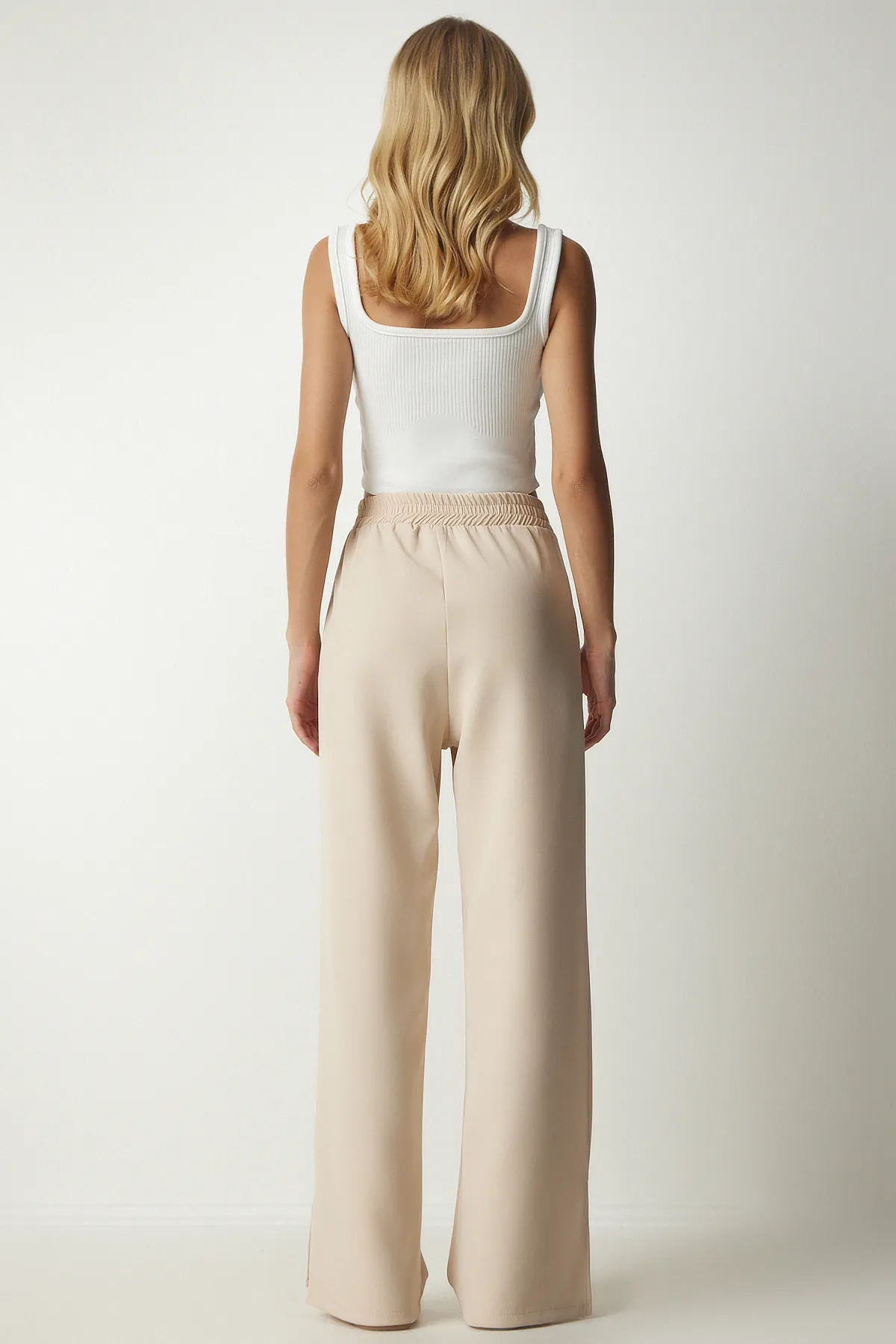 Happiness İstanbul  Cremefarbene Damen-Trainingshose mit plissiertem Schlitz DW00002