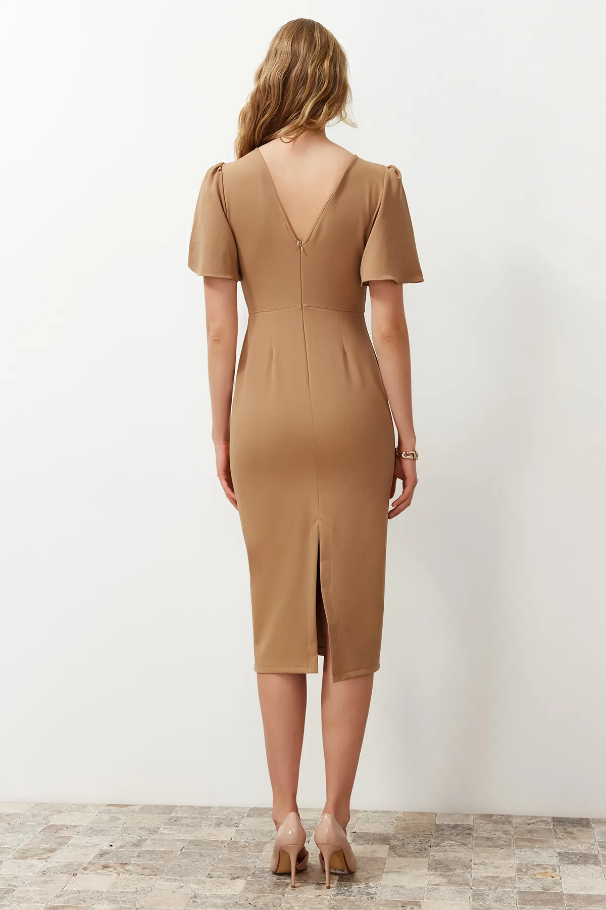 Trendyol Collection  Gewebtes Midikleid in Nerzfarbe TWOSS24EL00659