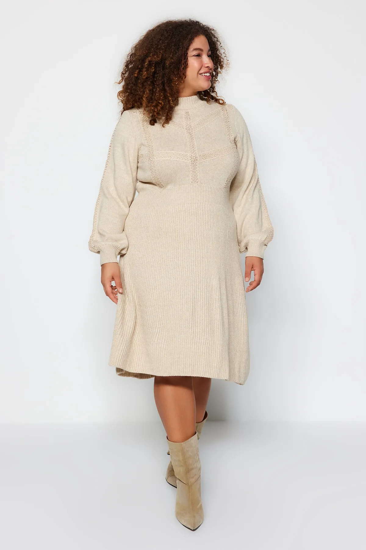 Trendyol Curve  Beiges Strickkleid mit Strickdetail TBBAW24AH00018