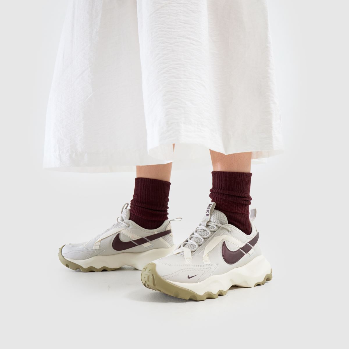 Nike tc 7900 träningsskor i vitt och vinrött