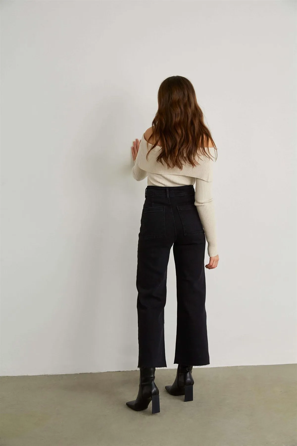 VATKALI  Anthrazitfarbene, ausgestellte Jeans mit weitem Bein für Damen