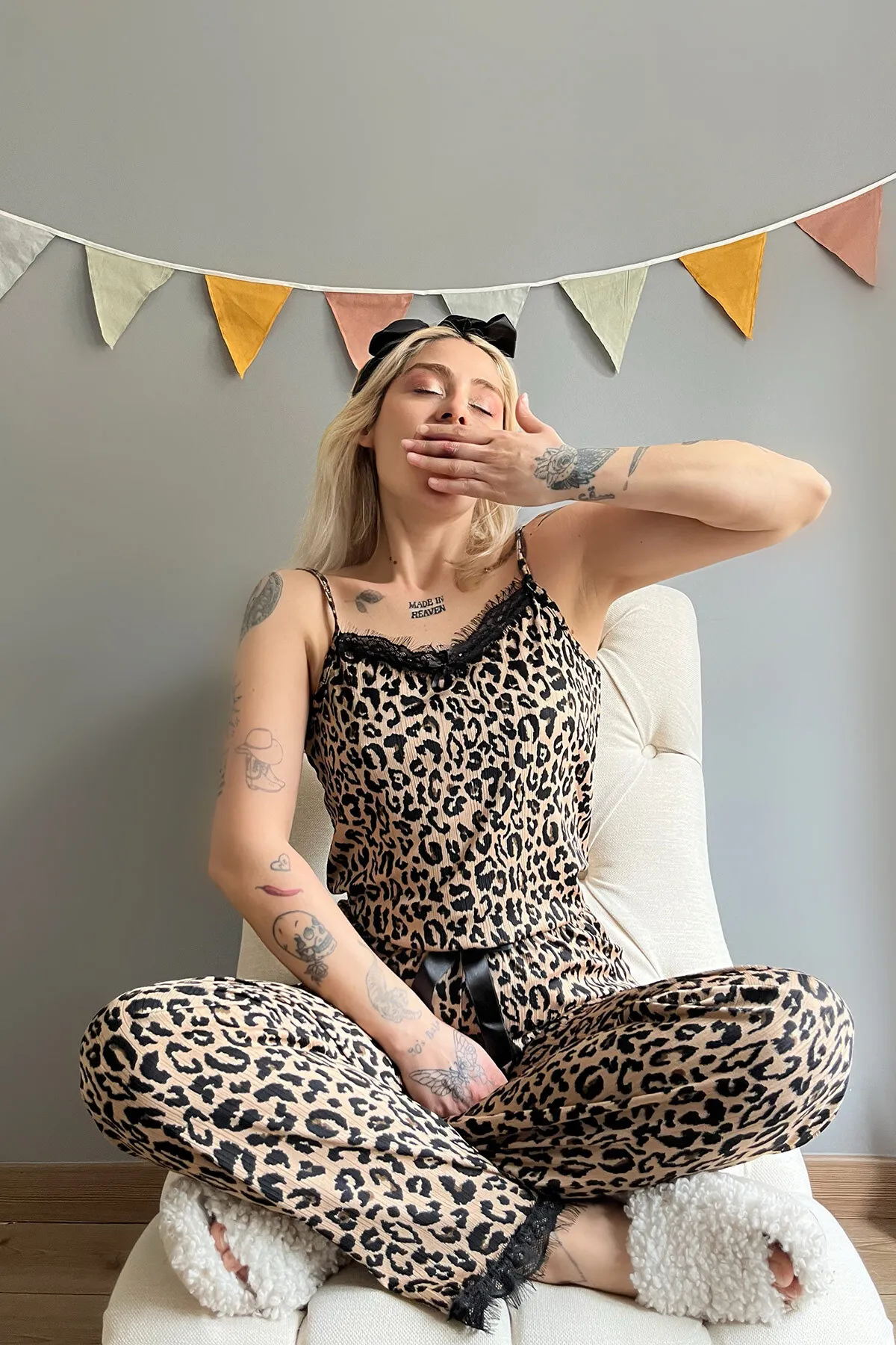 Pijamaevi  Gestricktes Damen-Pyjama-Set mit braunem Leopardenmuster und Spitzenband