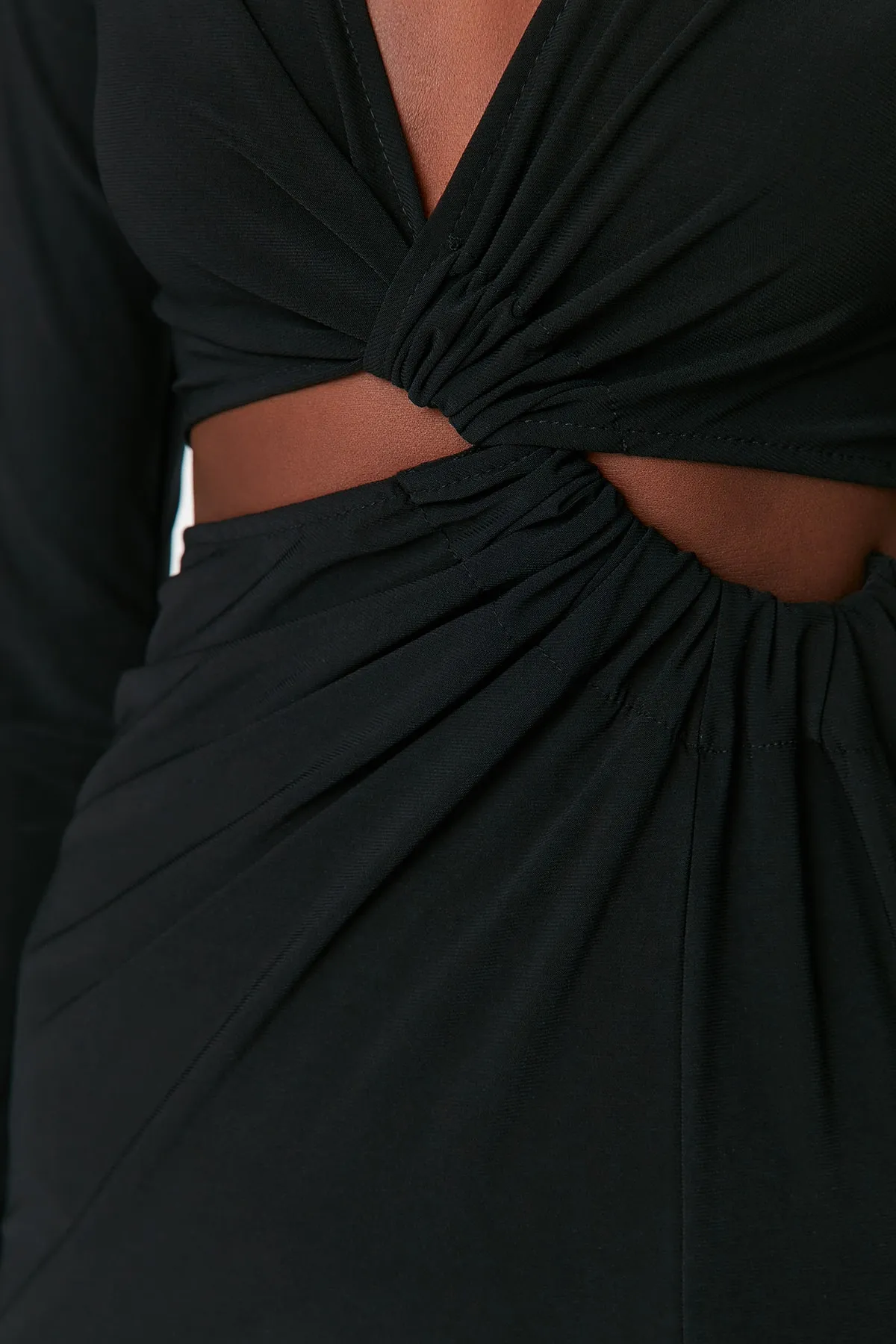 Trendyol Collection  Schwarzes, detailliertes, elegantes Abendkleid mit Ausschnitten TPRAW23EL00121