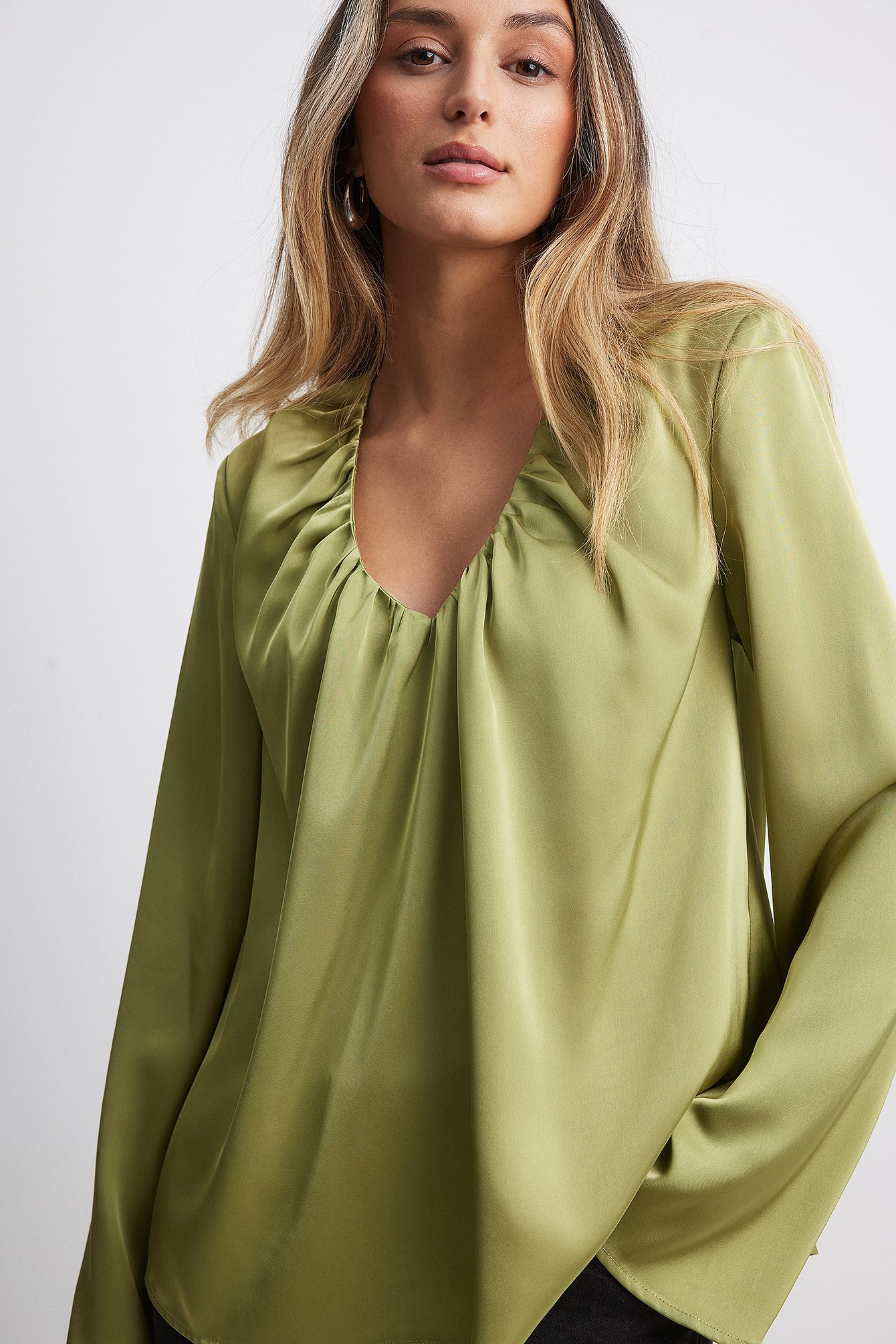 Satinbluse mit gerüschtem Ausschnitt